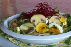 Těstovinový salát s houbami a polníčkem