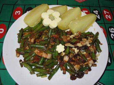 Na talíři vpravo je krmě doplněná rozinkami a vlašským ořechem