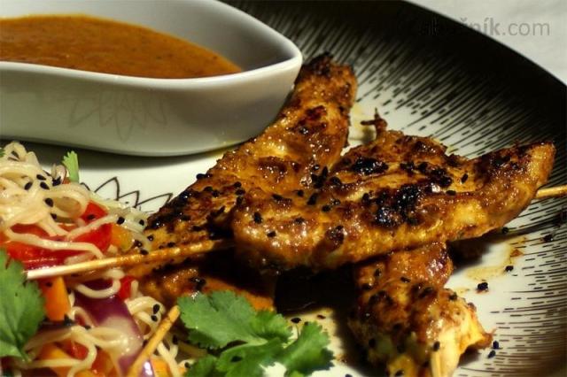 Snadné kuřecí satay s burákovou omáčkou