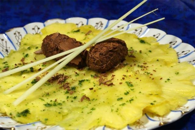 Ananasové carpaccio s bazalkou