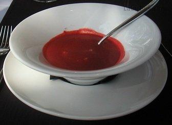 Polévka z grilované červené řepy a fenyklu s ochuceným krémem
