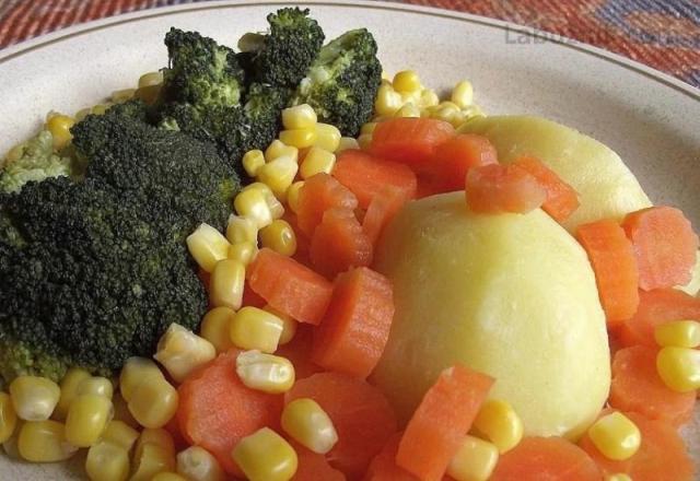 Restovaná brokolice s brambory, zeleninou a modrým sýrem