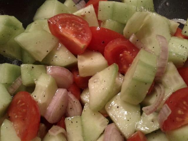 Snadný salát s okurkou a rajčaty