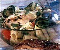 Těstovinový salát s kuřecím masem a cuketou