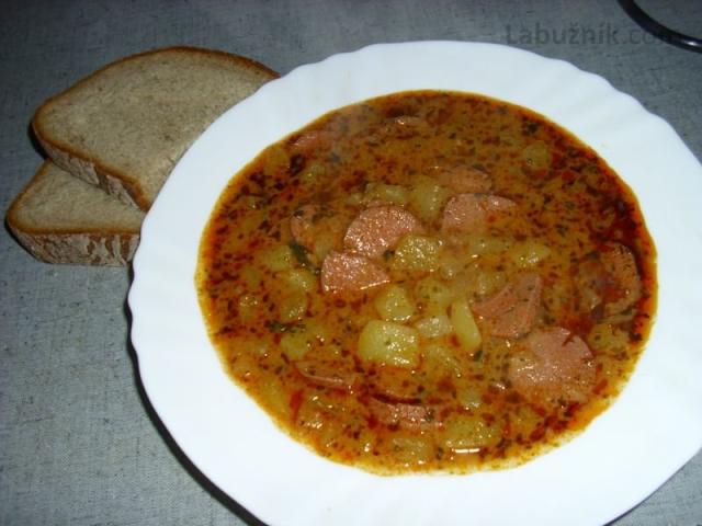 Bramborový guláš s medvědím česnekem