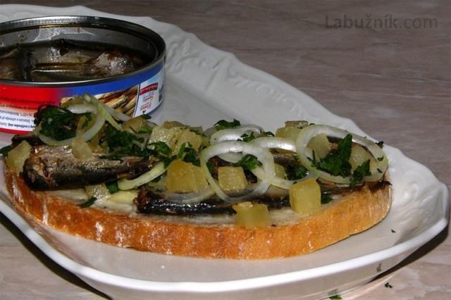 Chléb s uzenými šproty a tvarůžky