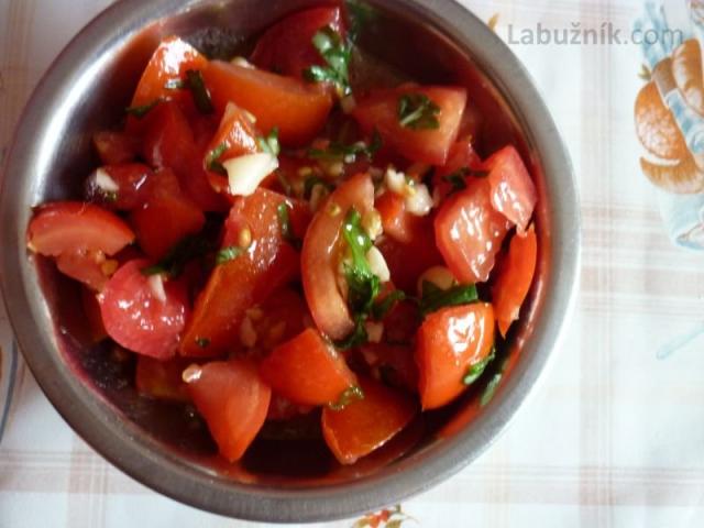 Rajčatový salát s bazalkou a česnekem