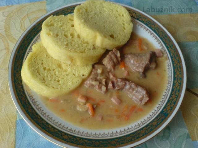 Hovězí kostky se slaninou na zelenině
