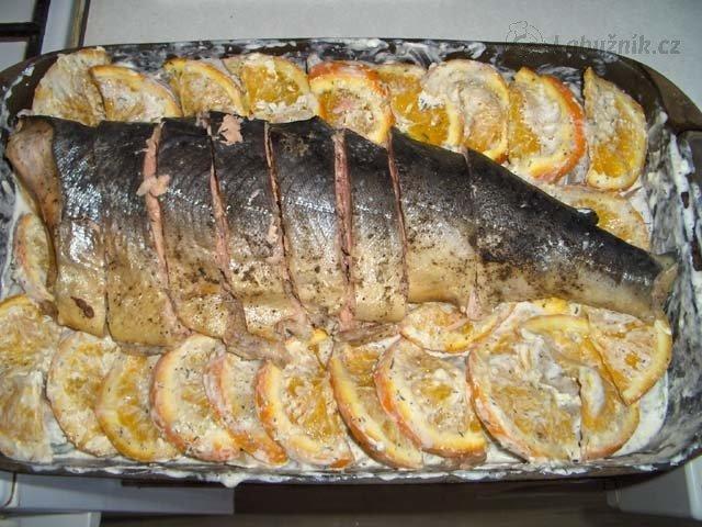 Losos s koprovopomerančovou smetanovou omáčkou pečený na bramborách