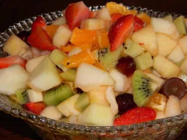 Ovocný salát z čerstvých plodů