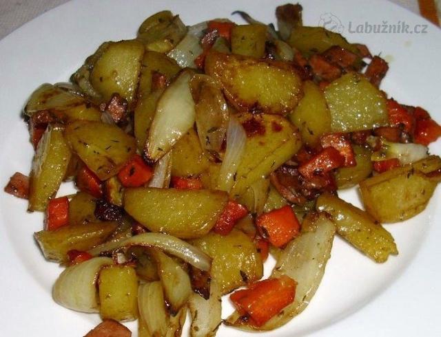 Pečené brambory se zeleninou a romarýnem
