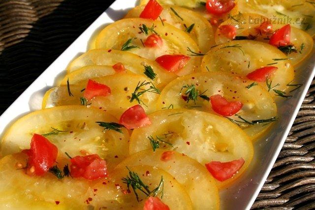 Salát ze žlutých rajčat ve stylu carpaccio