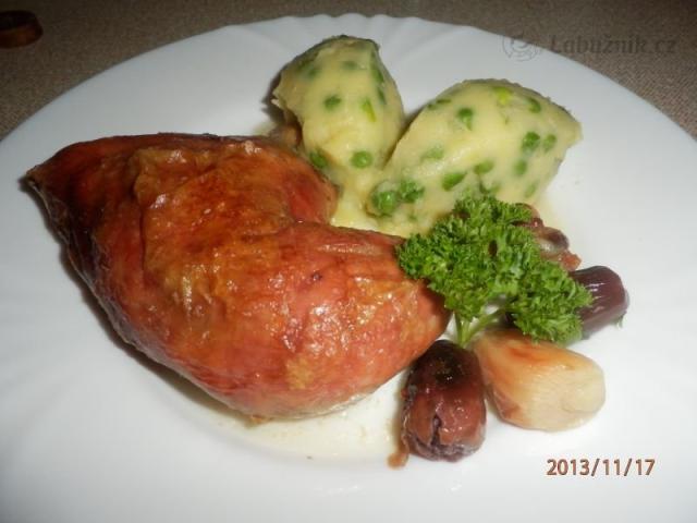 Kuře s česnekem, datlemi a bramb. pyré s hráškem