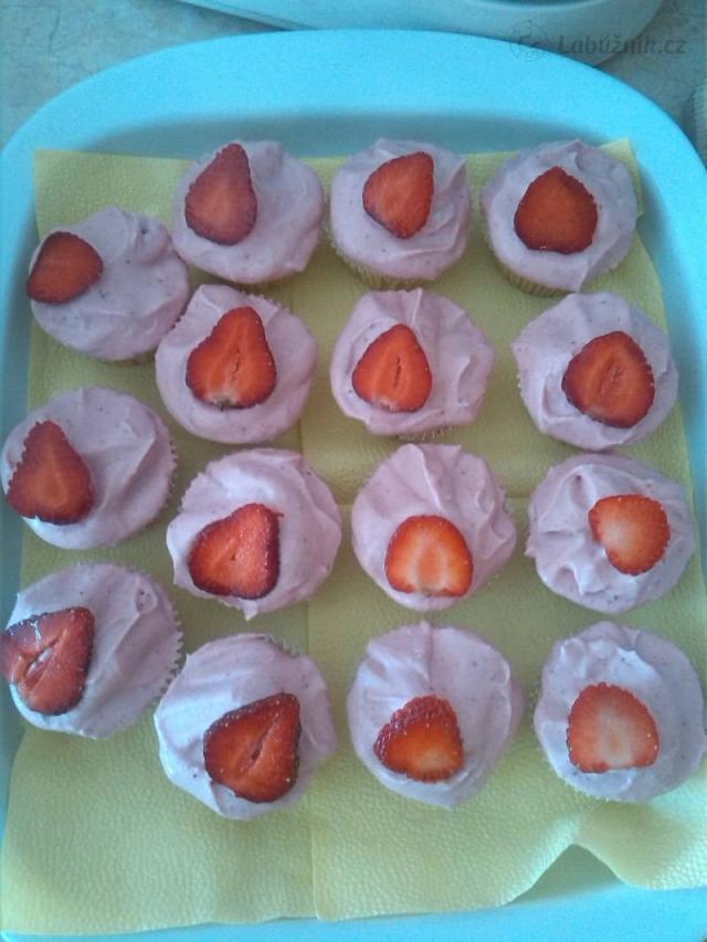 Vanilkové cupcakes s jahodovým krémem