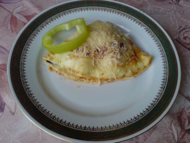 Česnekové palačinky plněné rajčaty a mozzarellou