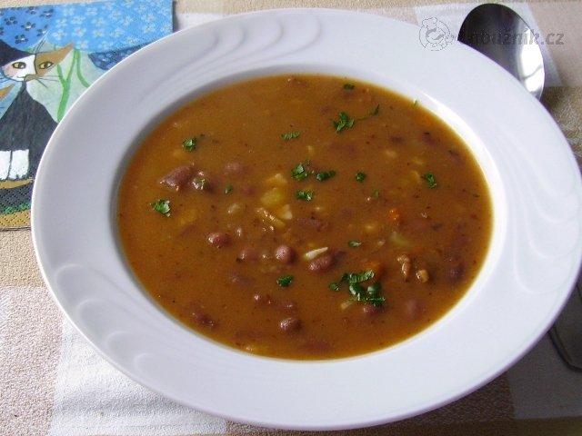 Červená fazolová polévka
