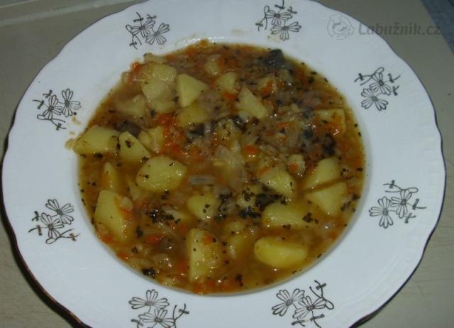 Bramborovo-cibulová polévka s česnekem