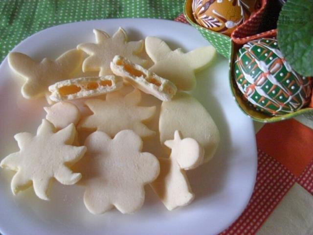 Žloutkové cukroví vykrajované