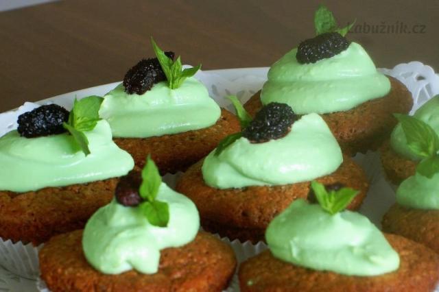 Cupcakes z moruší s mátovým krémem
