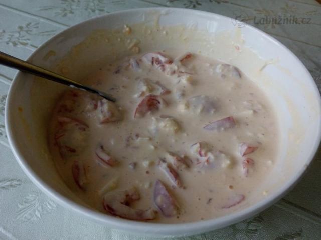 Rajcatovy salat se syrem, vejci a kysanou smetanou