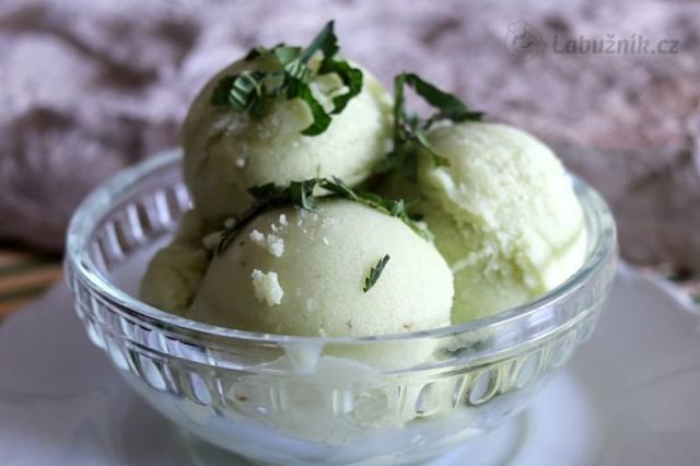 Avokádová zmrzlina - Kem  bơ