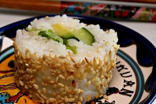 Zeleninové ura-maki obalené v sezamu