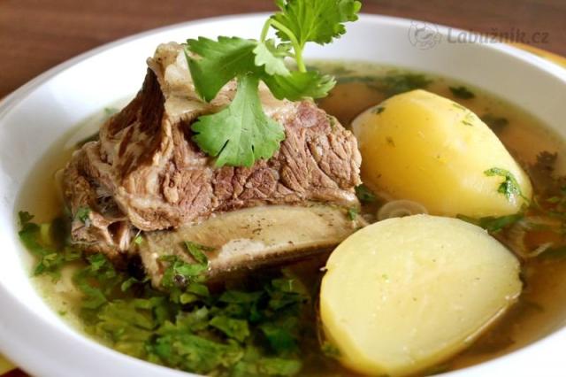Polévka z hovězího žebra - Caldo de Costilla con Papas