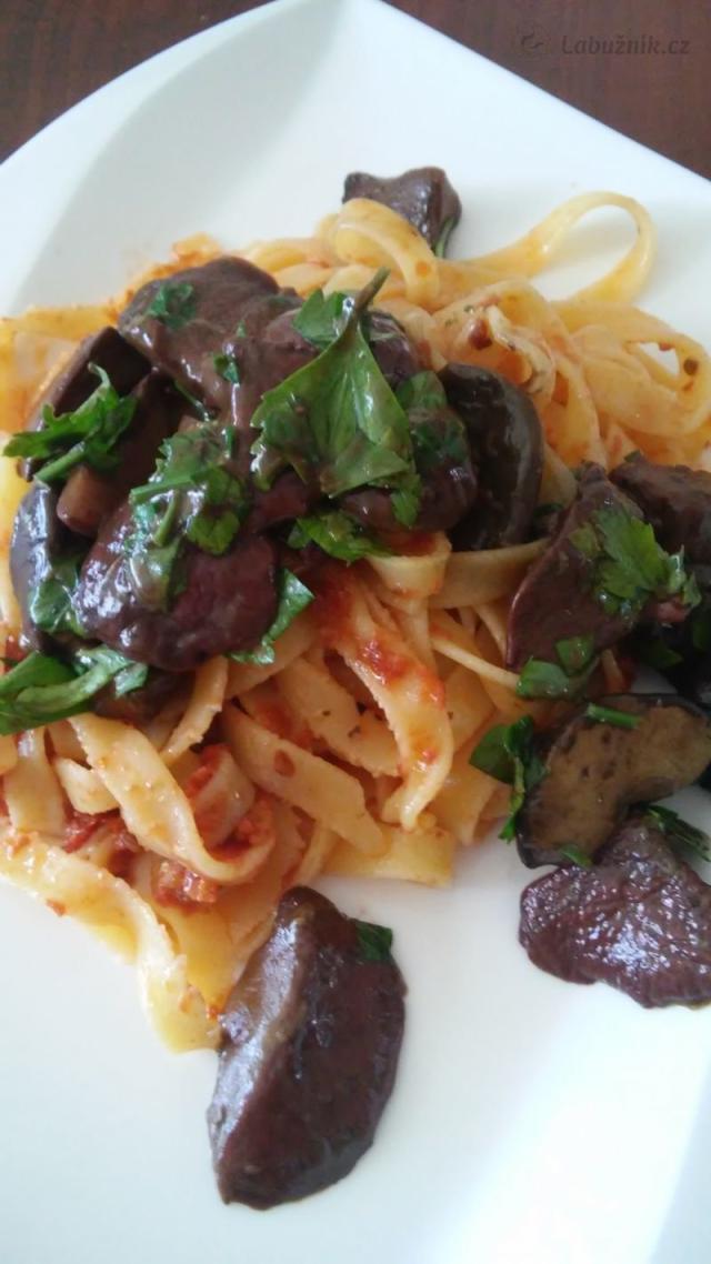 Bucatini alla boscaiola těstoviny s houbami a rajčaty recept