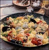 Paella s kuřecím masem a mušlemi