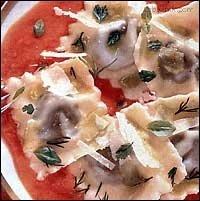 Ravioli v rajčatové omáčce s bylinkami