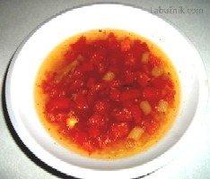 Hovězí polévka s rajčaty