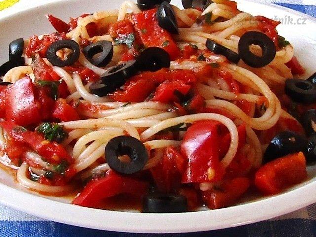 Špagety s paprikou a olivami