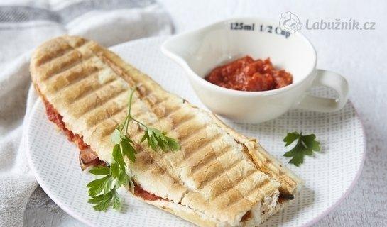 Panini plněné Ajvarem, grilovaným lilkem a slaninou