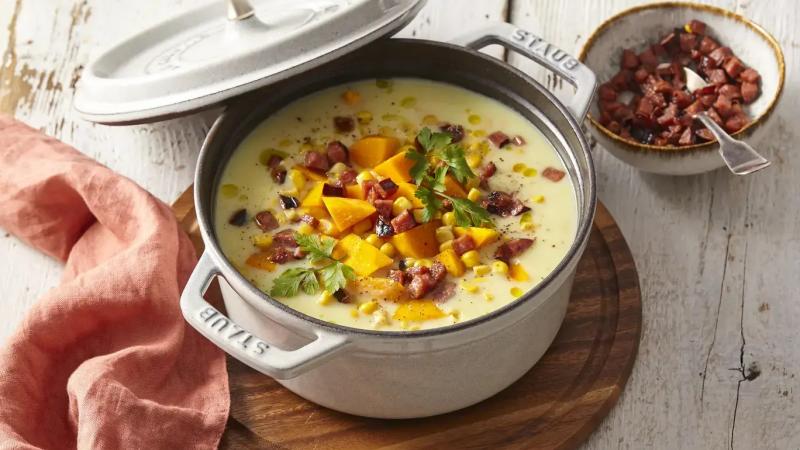 Krémová batátová polévka s křupavou slaninou a kukuřicí