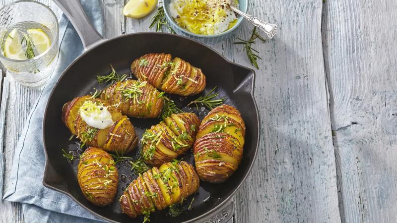 Brambory hasselback s citronovým dipem